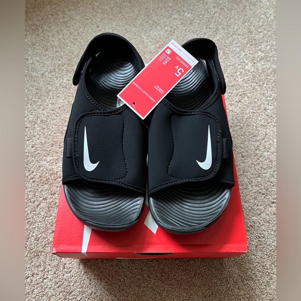 Nike boys sandals (5Y)